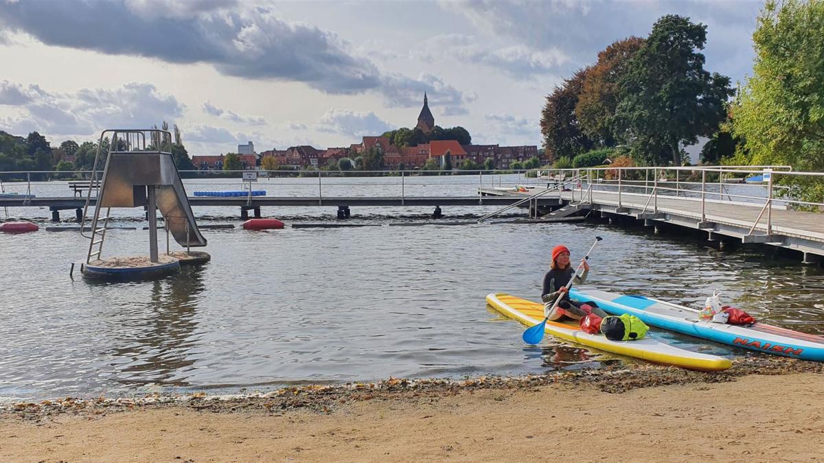 SUP-Club Lueneburg Josi mit Kanu am Wasser