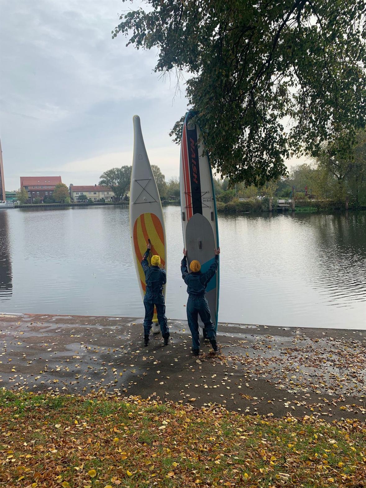 SUP Club Lüneburg Josi und Dani mit Boards
